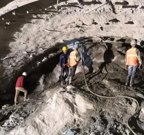 普安隧道拱顶带模注浆料，微膨胀注浆料的特点及施工工艺